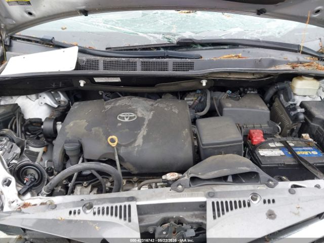 5TDYZ3DC2JS940989 Toyota Sienna Xle 8 Passenger