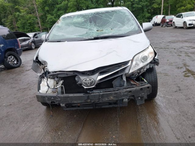 5TDYZ3DC2JS940989 Toyota Sienna Xle 8 Passenger