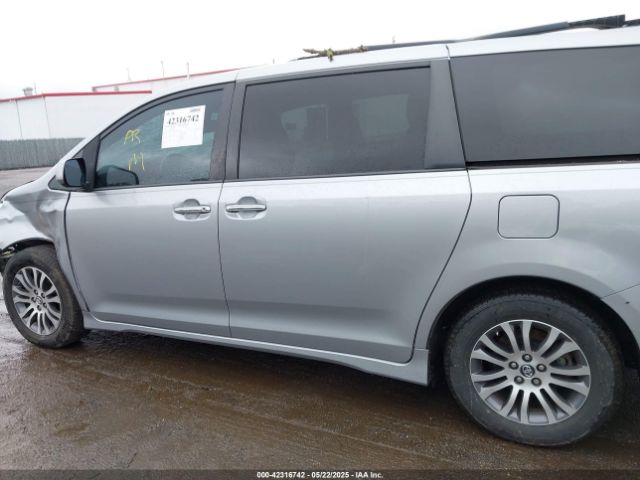 5TDYZ3DC2JS940989 Toyota Sienna Xle 8 Passenger