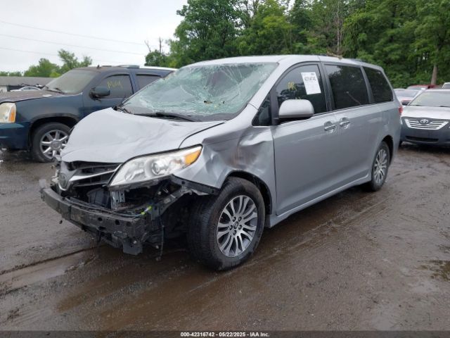 5TDYZ3DC2JS940989 Toyota Sienna Xle 8 Passenger