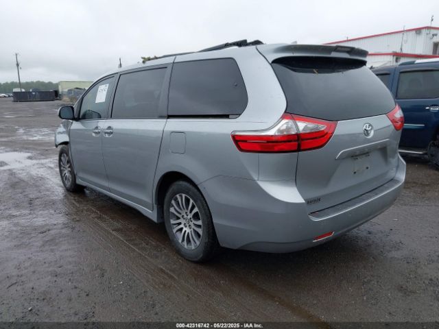 5TDYZ3DC2JS940989 Toyota Sienna Xle 8 Passenger