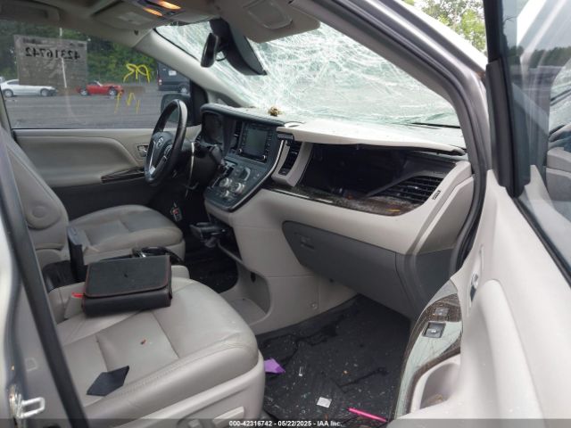 5TDYZ3DC2JS940989 Toyota Sienna Xle 8 Passenger