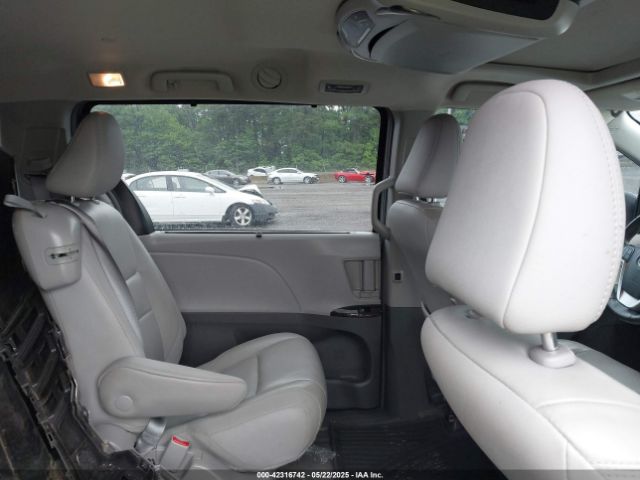 5TDYZ3DC2JS940989 Toyota Sienna Xle 8 Passenger