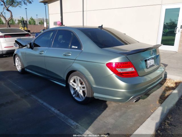 2013 MERCEDES-BENZ C 250 WDDGF4HB2DR257744 Photo 2