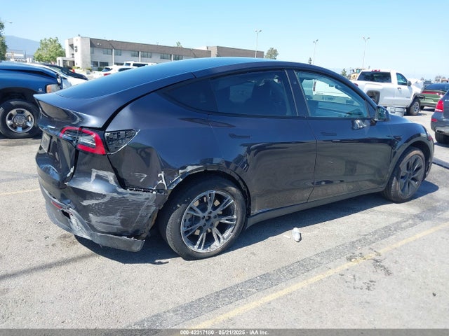 2025 TESLA MODEL Y 7SAYGDED1SF220689 Photo 3
