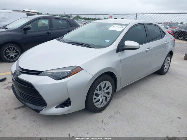 Toyota COROLLA LE 2018 5YFBURHE7JP822870 Image 2