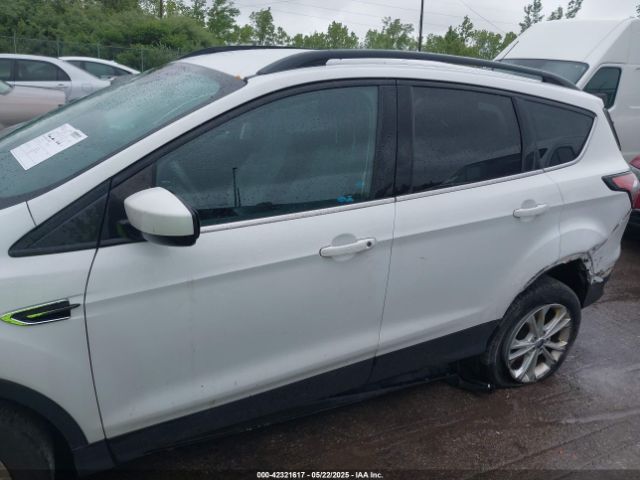 1FMCU9GD2HUC85587 Ford ESCAPE SE