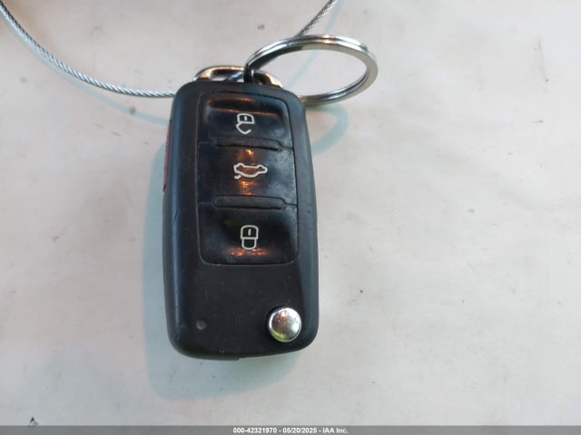 1VWAT7A3XFC123239 Volkswagen Passat 1.8t Limited Edition