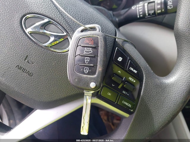 KM8J3CA49HU316866 Hyundai TUCSON SE
