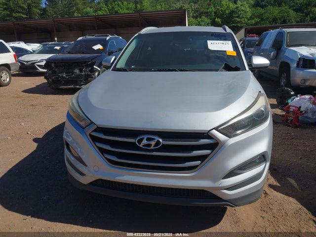 KM8J3CA49HU316866 Hyundai TUCSON SE