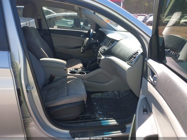 KM8J3CA49HU316866 Hyundai TUCSON SE