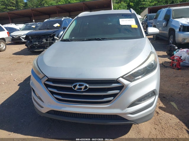 KM8J3CA49HU316866 Hyundai TUCSON SE