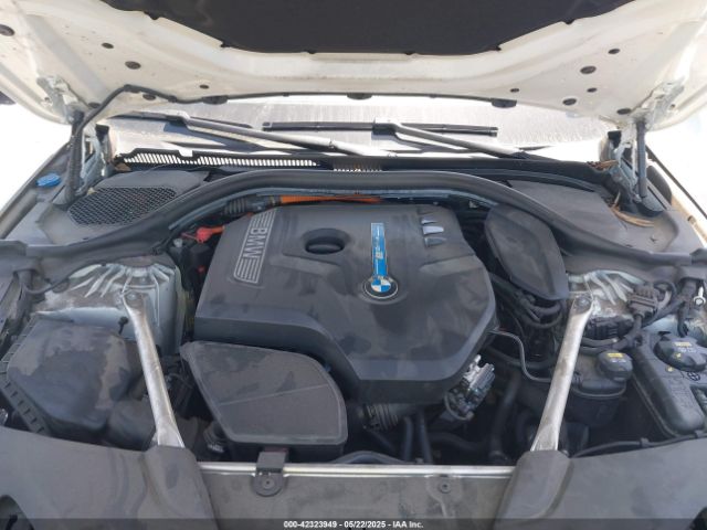 WBAJA9C58JB252868 BMW 530e