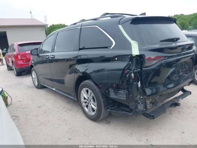 5TDCSKFC9PS102375 Toyota Sienna Woodland Edition