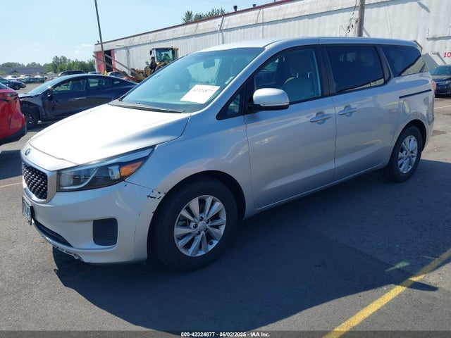 KIA 2018 2018 KNDMB5C16J6378271 Image 2