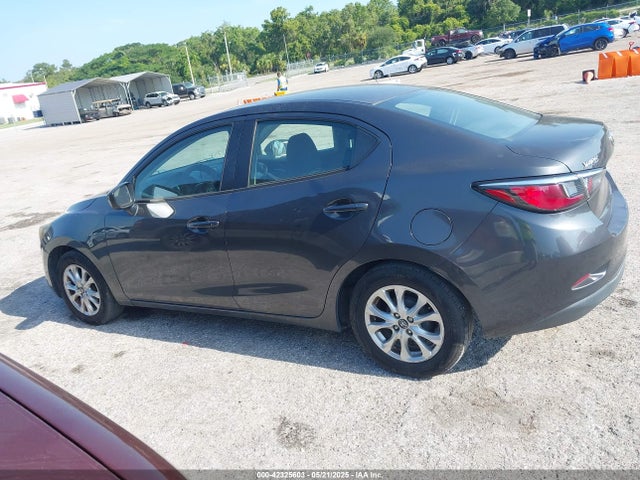 3MYDLBYV8GY132056 Toyota Yaris Premium