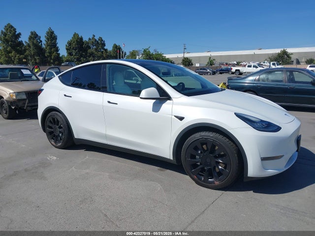 2021 TESLA MODEL Y 5YJYGDEE5MF276952 Photo 0