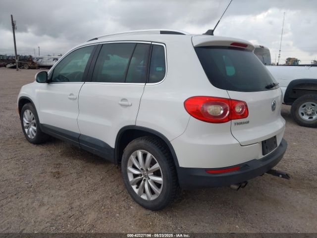 2011 VOLKSWAGEN TIGUAN WVGAV7AX8BW555798 Photo 2
