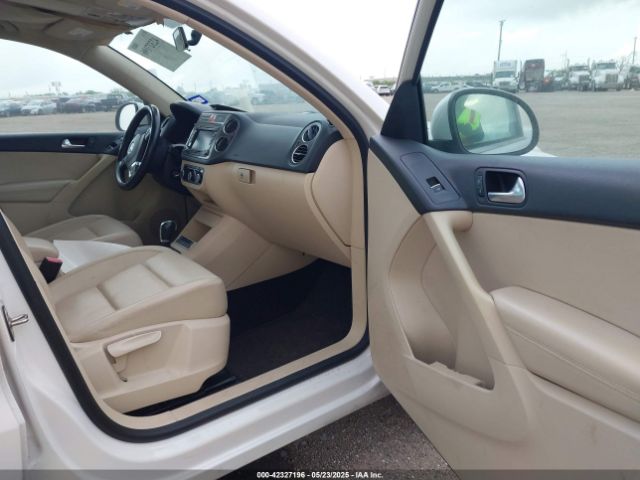 2011 VOLKSWAGEN TIGUAN WVGAV7AX8BW555798 Photo 4