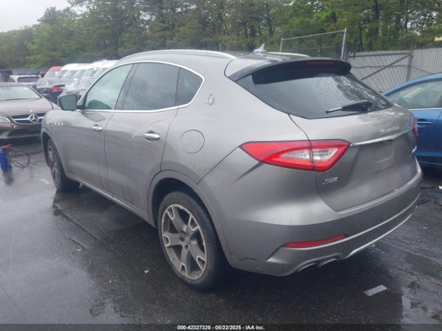2017 MASERATI LEVANTE ZN661YUL2HX260685 Photo 2