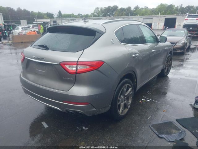 2017 MASERATI LEVANTE ZN661YUL2HX260685 Photo 3