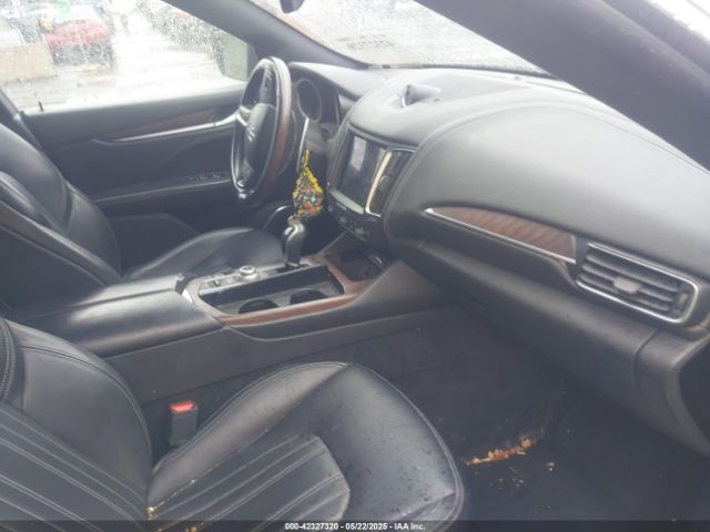 2017 MASERATI LEVANTE ZN661YUL2HX260685 Photo 4