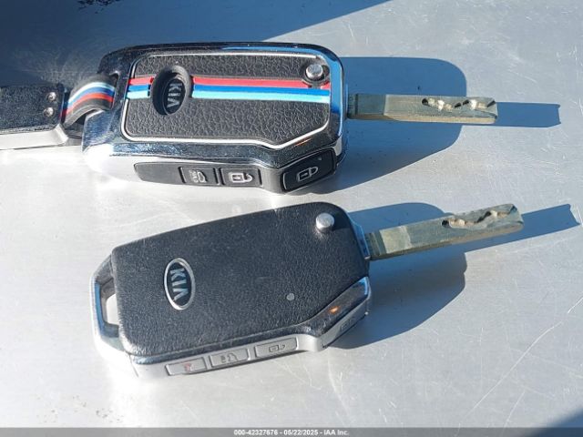 KNDCB3LC2L5396101 KIA NIRO LX
