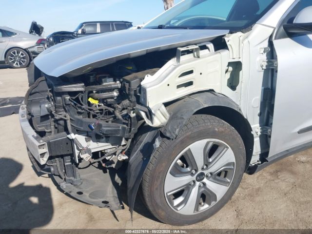 KNDCB3LC2L5396101 KIA NIRO LX