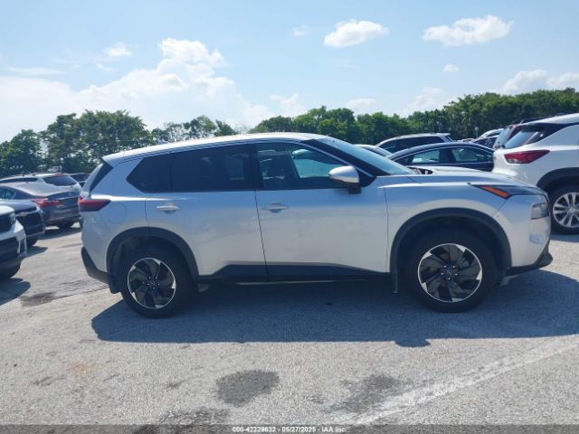 5N1AT3BA2MC818462 Nissan Rogue Sv Fwd