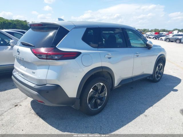 5N1AT3BA2MC818462 Nissan Rogue Sv Fwd