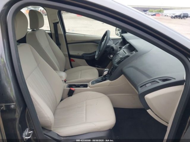 1FADP3F23FL374137 Ford FOCUS SE