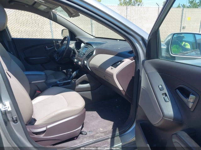 KM8JUCAG9FU089084 Hyundai TUCSON SE