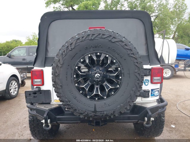 1C4BJWEG4EL197047 Jeep Wrangler Unlimited Sahara