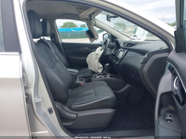 JN1BJ1CP4HW022907 Nissan 2017