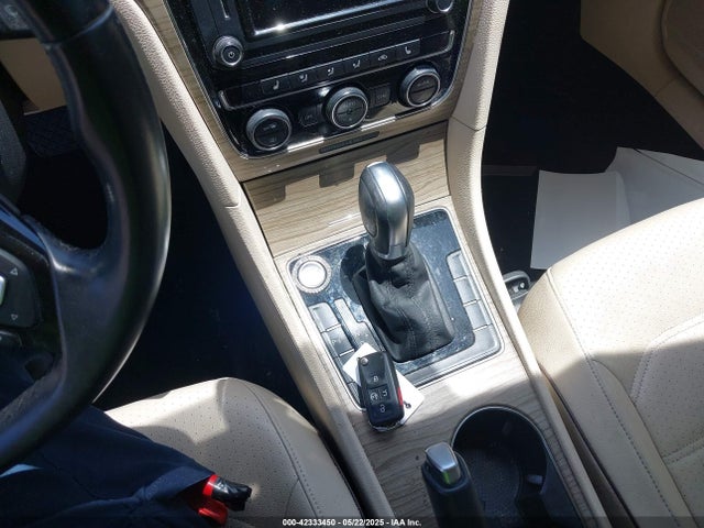 1VWGT7A38HC048733 Volkswagen tsi