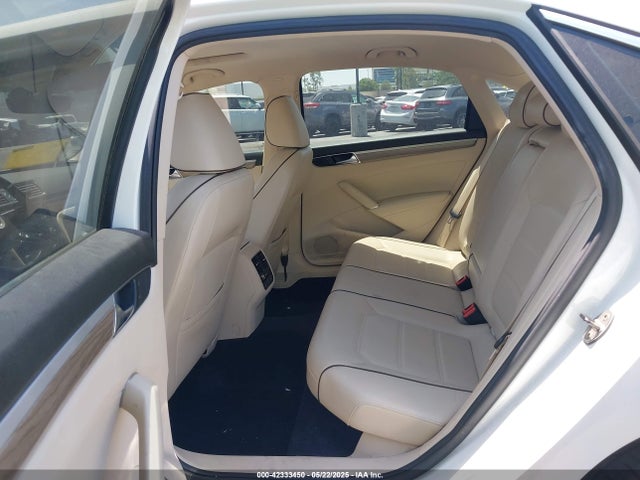 1VWGT7A38HC048733 Volkswagen tsi