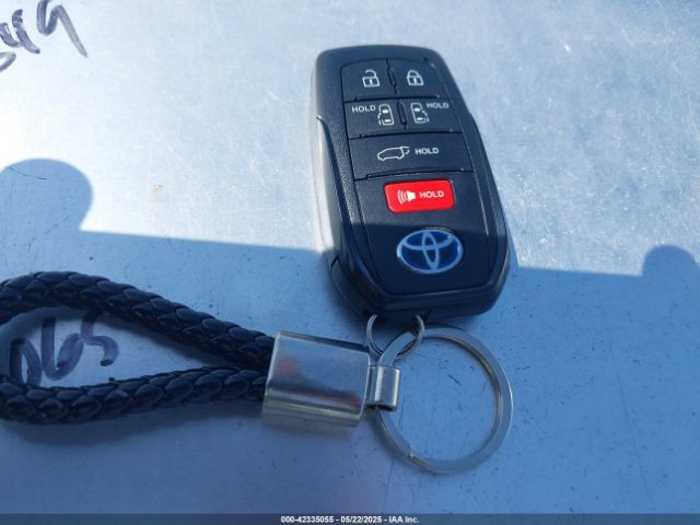 5TDJRKEC8MS032240 Toyota SIENNA XLE
