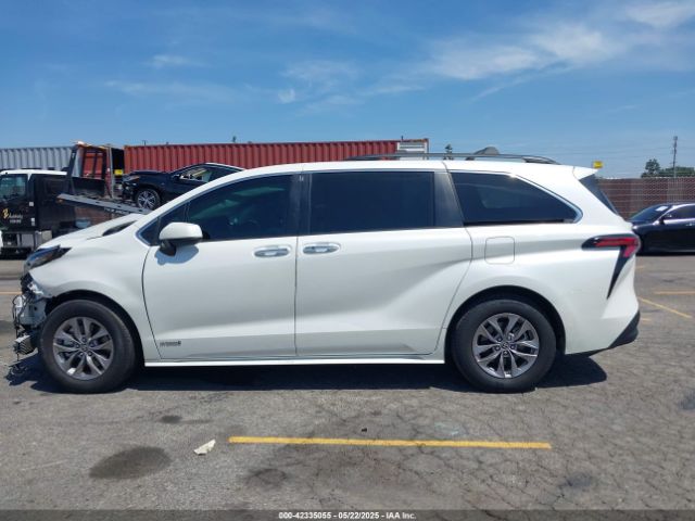 5TDJRKEC8MS032240 Toyota SIENNA XLE