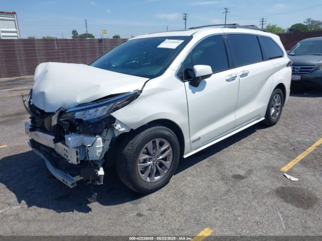 5TDJRKEC8MS032240 Toyota SIENNA XLE