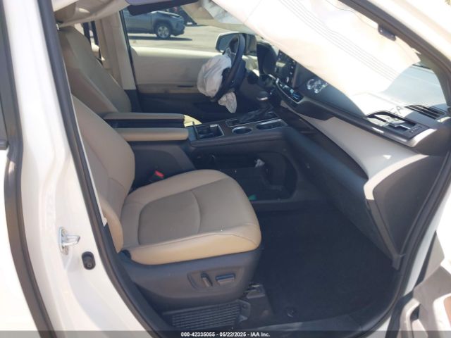 5TDJRKEC8MS032240 Toyota SIENNA XLE