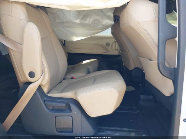 5TDJRKEC8MS032240 Toyota SIENNA XLE