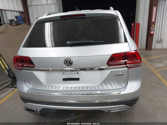 Volkswagen 2018 2018 1V2NR2CA2JC568583 Image 16