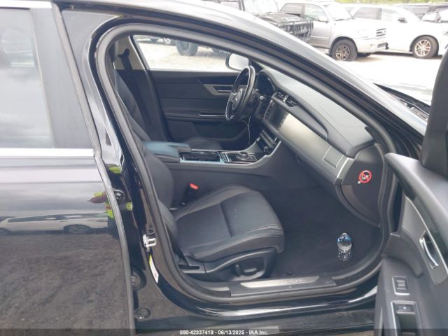 2017 JAGUAR XF SAJBR4BV5HCY26594 Photo 4