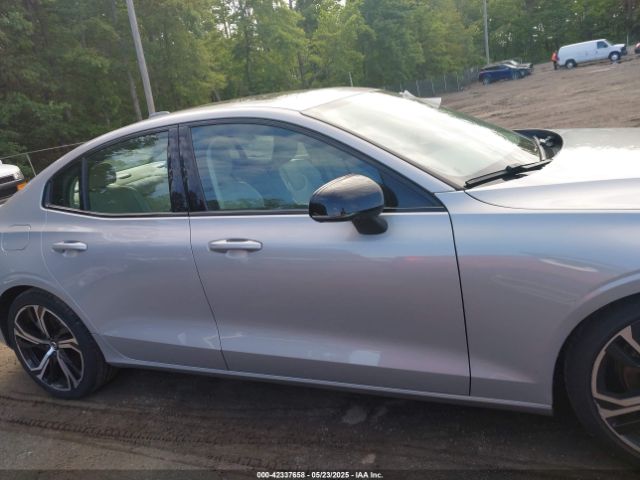 7JRL12TK0RG294377 Volvo S60 B5 Core Dark Theme