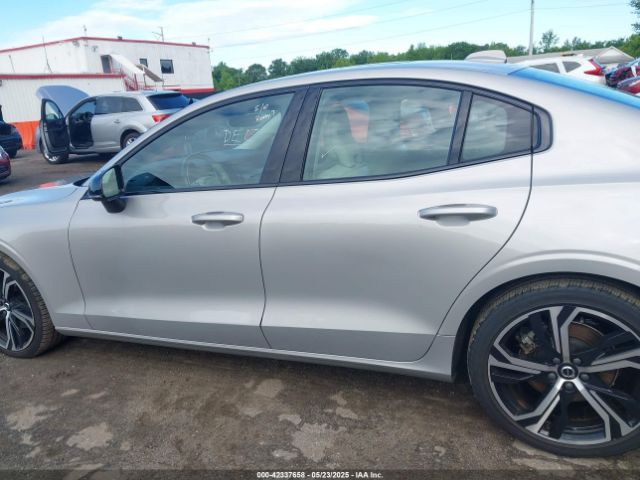7JRL12TK0RG294377 Volvo S60 B5 Core Dark Theme