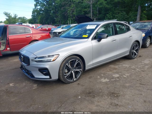 7JRL12TK0RG294377 Volvo S60 B5 Core Dark Theme