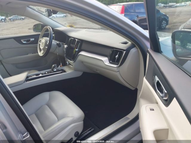 7JRL12TK0RG294377 Volvo S60 B5 Core Dark Theme