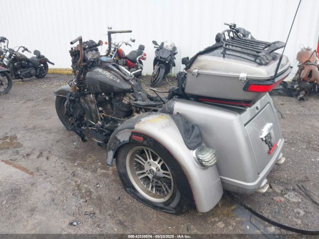 2017 HARLEY-DAVIDSON FLHTCUTG 1HD1MAD13HB858305 Photo 2