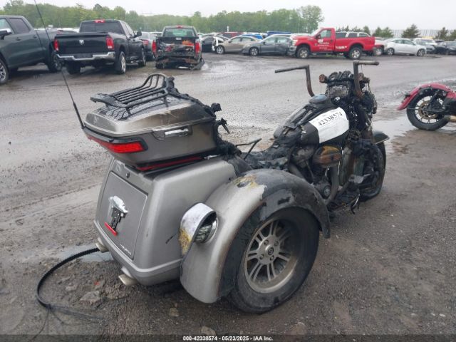 2017 HARLEY-DAVIDSON FLHTCUTG 1HD1MAD13HB858305 Photo 3