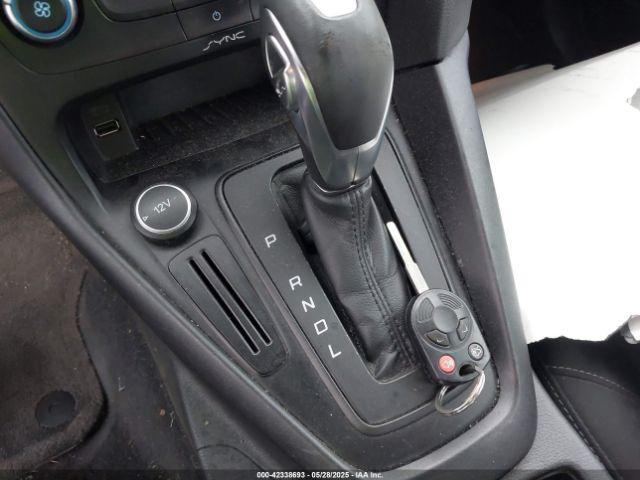 1FADP3F21FL335143 Ford FOCUS SE